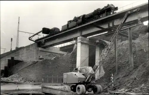 Foto Ak Fotograf Carl Bellingrodt, Deutsche Eisenbahn, Dampflokomotive, Baustelle, Brücke