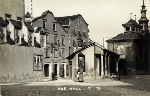 Foto Ak Hall in Tirol, Straßenpartie mit Blick auf Kapelle, Frauen