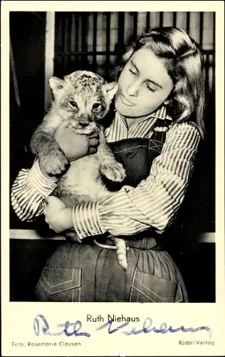 Ak Schauspielerin Ruth Niehaus, Portrait mit jungem Löwen, Autogramm