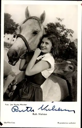 Ak Schauspielerin Ruth Niehaus, Portrait, Pferd, Fohlen, Autogramm
