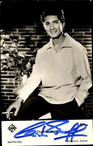 Ak Schauspieler Christian Wolff, Portrait, Zigarette, Autogramm