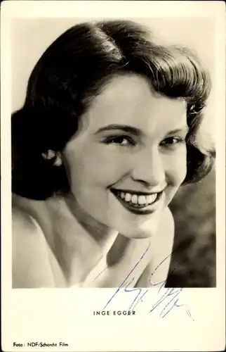 Ak Schauspielerin Inge Egger, Portrait, Fanfaren der Liebe, Autogramm