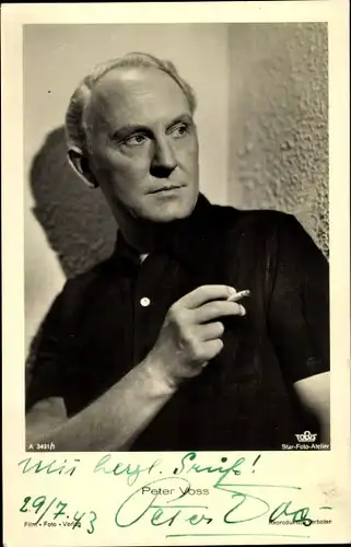 Ak Schauspieler Peter Voss, Portrait,  Zigarette, Autogramm