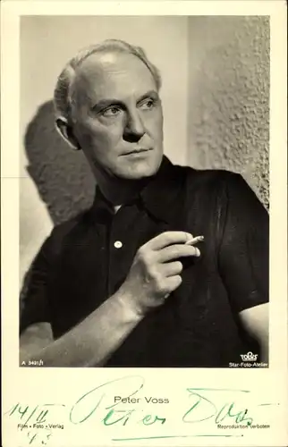 Ak Schauspieler Peter Voss, Portrait,  Zigarette, Autogramm