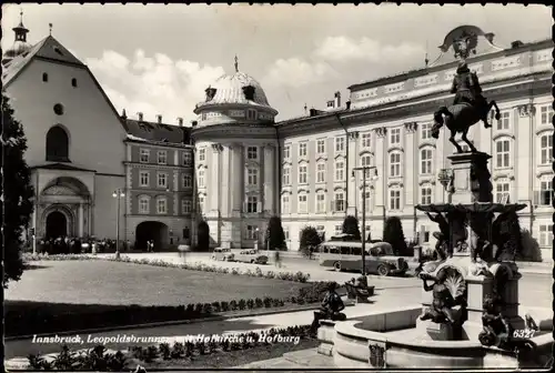 Ak Innsbruck in Tirol, Leopoldsbrunnen, Hofkirche, Hofburg