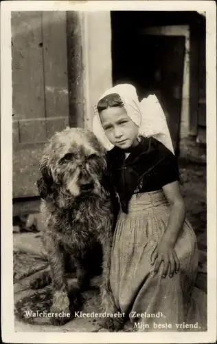 Ak Zeeland, Walchersche Kleederdracht, Mädchen in Volkstracht mit Hund