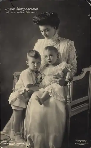 Ak Kronprinzessin Cecilie von Preußen mit Prinzen Wilhelm und Louis Ferdinand, Portrait