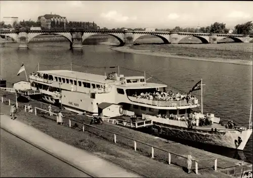 Ak Dresden, Weiße Flotte, Dampfer Karl Marx an der Anlegestelle, Elbe, Brücke