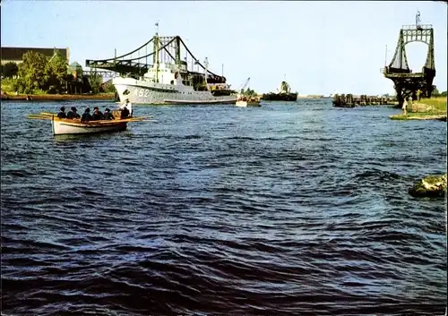 Ak Wilhelmshaven an der Nordsee, geöffnete K.-W.-Brücke, Schiffe