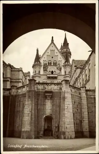 Ak Hohenschwangau Schwangau im Ostallgäu, Schloss Neuschwanstein, Schlosshof