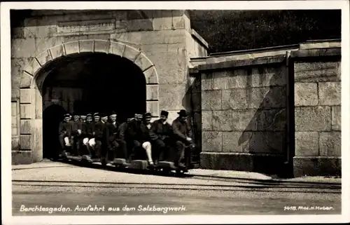 Ak Berchtesgaden, Ausfahrt aus dem Salzbergwerk, Touristen