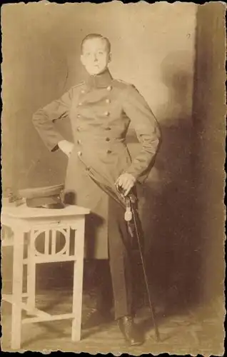 Foto Ak Deutscher Soldat in Uniform, Standportrait, Kaiserzeit