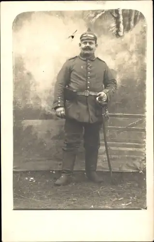Foto Ak Deutscher Soldat in Uniform, Standportrait, Kaiserzeit, Säbel
