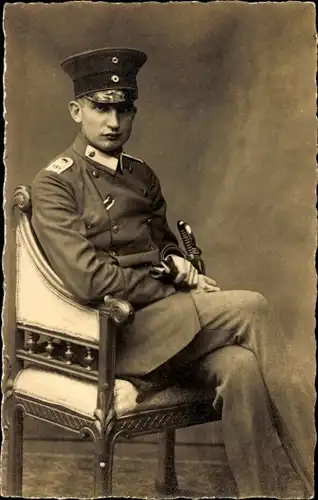 Foto Ak Deutscher Soldat in Uniform, Portrait, Kaiserzeit, Säbel, Stuhl
