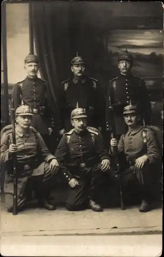 Foto Ak Deutsche Soldaten in Uniformen, Gruppenbild, Kaiserzeit