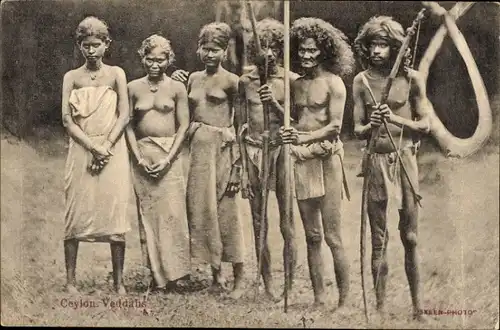 Ak Sri Lanka Ceylon, Männer und Frauen, Pfeil und Bogen