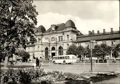 Ak Altenburg in Thüringen, Blick auf den Bahnhof, Straßenseite, Omnibus