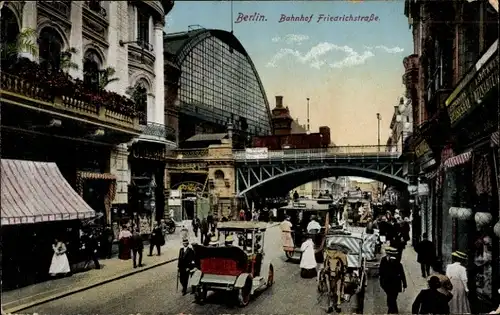 Ak Berlin Mitte, Bahnhof Friedrichstraße, Bahnüberführung, Passanten, Straßenbahn