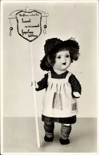 Ak Portrait einer Puppe, Informationsschild, Schürze, Hut