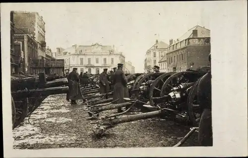 Foto Ak Geschütze auf Wagen auf einem Platz, deutsche Soldaten