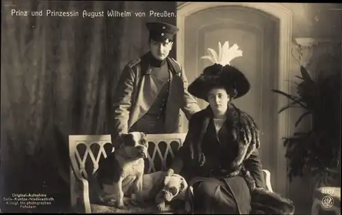 Ak Prinz und Prinzessin August Wilhelm von Preußen, Alexandra Victoria, Bulldoggen, NPG 4007