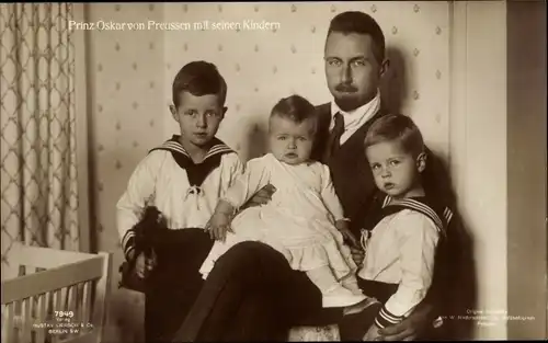 Ak Prinz Oskar von Preußen mit seinen Kindern, Portrait