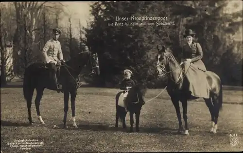 Ak Kronprinz Wilhelm von Preussen, Kronprinzessin Cecilie, Prinz Wilhelm, Spazierritt, Pferde, Pony