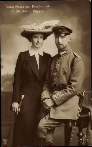 Ak Oskar Prinz von Preußen, Gräfin Ina Marie, Portrait, Uniform, Eisernes Kreuz