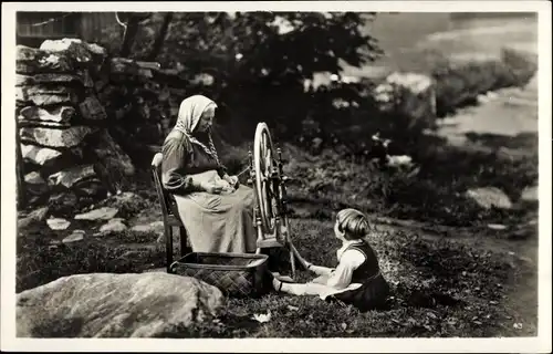 Ak Geiranger Norwegen, Junge schaut auf Frau mit Spinnrad