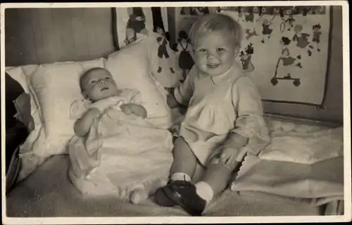 Ak Prinzessin Beatrix der Niederlande mit jüngerer Schwester, Portrait