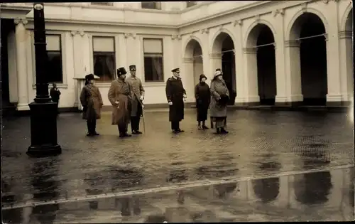Foto Ak Den Haag, Königspalast, Königin, Regiment