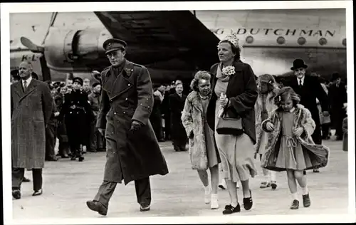 Ak Königin Juliana der Niederlande, Prinz Bernhard, Prinzessinnen, Schiphol 1950 Flying Dutchman KLM