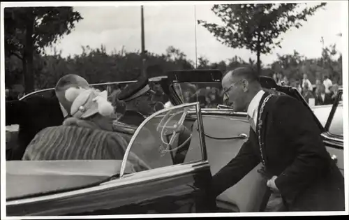 Ak Königin Juliana der Niederlande, Prinz Bernhard zur Lippe-Biesterfeld, Auto