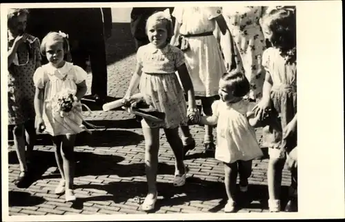 Ak Prinzessin Beatrix mit Schwestern, Niederländisches Königshaus, Blumen, Soestdijk 1945