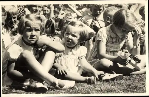 Ak Prinzessinen der Niederlande, Beatrix, Irene, Margriet, Soestdijk, Turnfest 1945