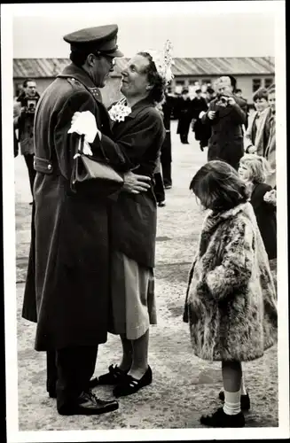 Ak Juliana der Niederlande, Prinz Bernhard der Niederlande, Prinzessinnen, Schiphol 1950