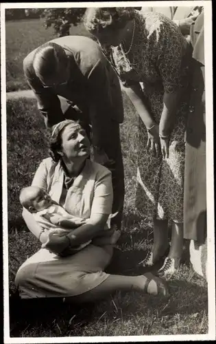 Foto Ak Königin Juliana der Niederlande, Prinz Bernhard zur Lippe-Biesterfeld, Prinzessin Beatrix