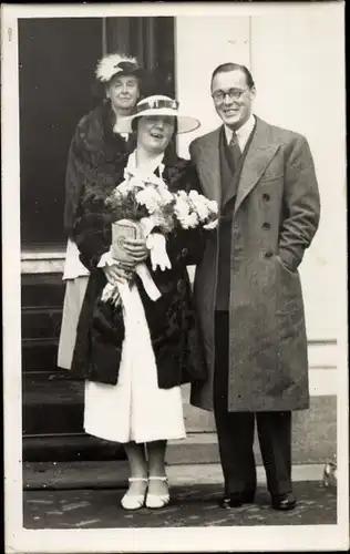 Ak Königin Juliana mit Blumenstrauß, Prinz Bernhard