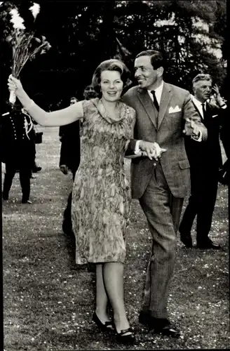 Ak Prinzessin Beatrix der Niederlande, Claus von Amsberg, Blumenstrauß