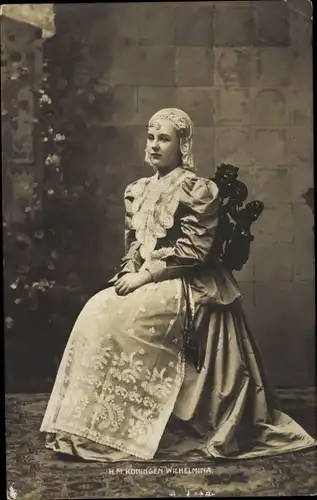 Ak H.M. Königin Wilhelmina der Niederlande, Sitzportrait in Tracht, Friesch Costume, Trenkler