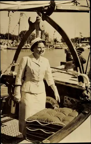 Ak Prinzessin Beatrix der Niederlande, op haar jacht De Groene Draak, 1957