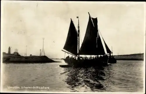 Ak IJmuiden Ymuiden Velsen Nordholland, ausfahrendes Fischerboot