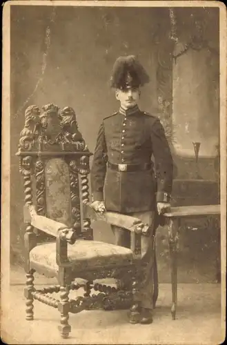 Foto Ak Deutschee Soldat in Uniform, Standportrait, Kaiserzeit, Garde-Jäger-Bataillon