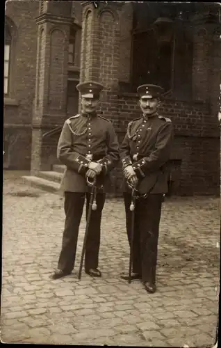 Foto Ak Zwei deutsche Soldaten in Uniformen, Säbel, Achselschnur, Ärmelaufschlag, Gürtelschnalle