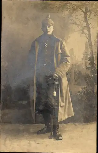 Foto Ak Deutscher Soldat in Uniform, Portrait, Pickelhaube, Kaiserzeit