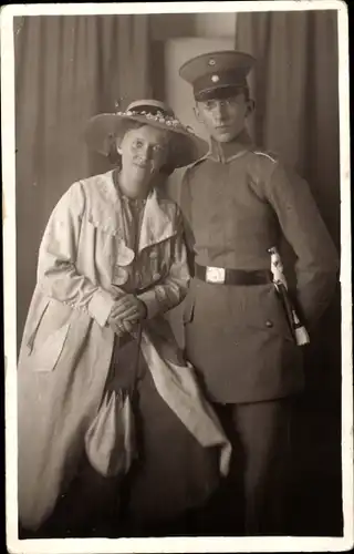 Foto Ak Deutscher Soldat in Uniform, Portrait mit Ehefrau