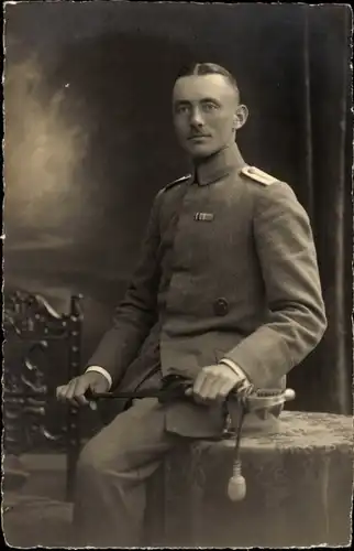 Foto Ak Deutscher Soldat in Uniform, Portrait, Kaiserzeit, Stuhl