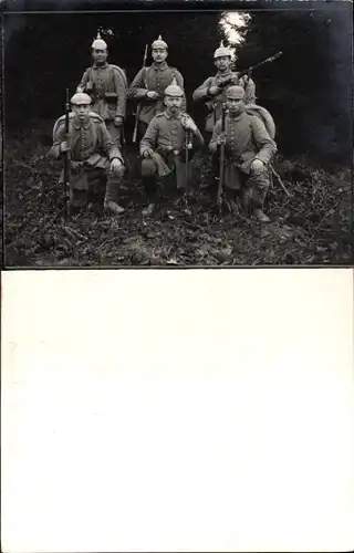 Foto Ak Deutsche Soldaten in Uniformen, Gruppenbild, Pickelhaube, Gewehr, Kaiserzeit