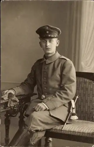 Foto Ak Deutscher Soldat in Uniform, Sitzportrait, Handschuhe, Kaiserzeit