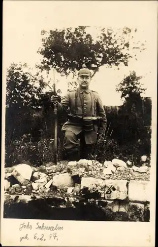 Foto Ak Deutscher Soldat in Uniform, Gewehr, Bajonett, Pickelhaube, Kaiserzeit